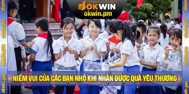 Niềm vui của các bạn nhỏ khi nhận được các phần quà yêu thương